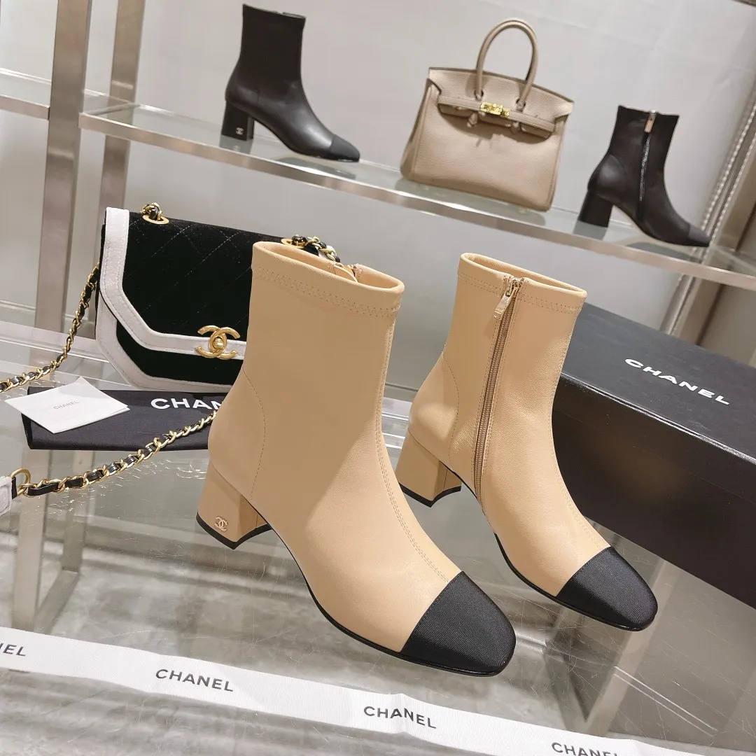 👟👟Ex-factory price 640👟👟 🍀Chanel Chanel Xiaoxiang Wannian classic stitching thick heel short boots. 🔻Interpretation of elegant little fragrance〰️Super textured style, low-key but not simple, elegant and noble, especially the small double CLOGO embellishment on the heel, and the simple splicing of different materials on the toe casually reveal elegance and sophistication. It feels like walking on the ground without tiring your feet at all👌🏻. 👟👟👟👟The upper is made of imported Italian lambskin🐑, the lining is lambskin, and the Italian cow leather outsole. Heel height: 5cm. size: 35-39 (34, 40 can be customized)
